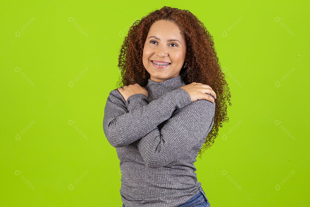Linda mulher jovem usando camiseta do brasil sobre fundo isolado