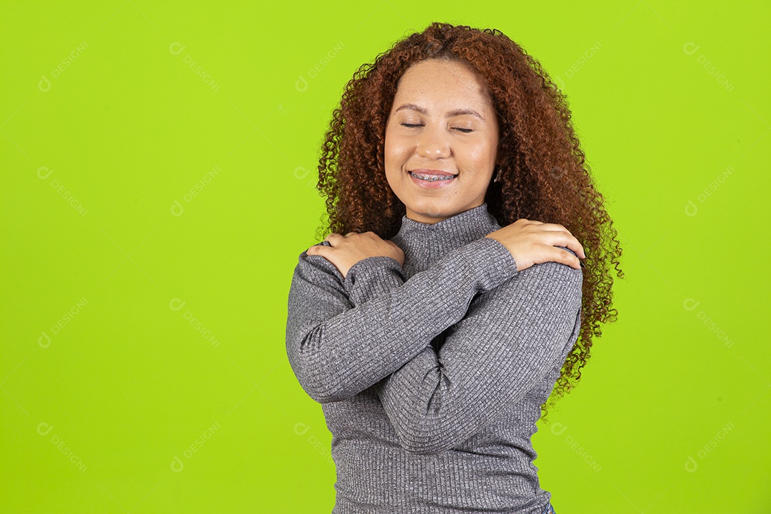 Linda mulher jovem usando camiseta do brasil sobre fundo isolado