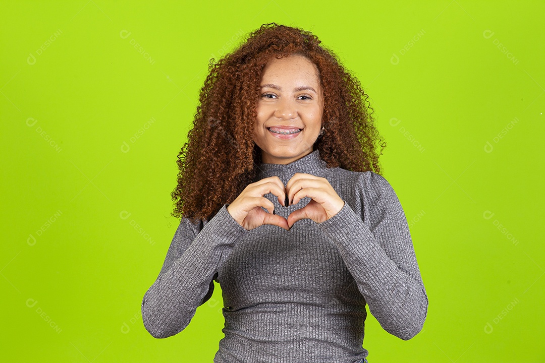 Linda mulher jovem usando camiseta do brasil sobre fundo isolado