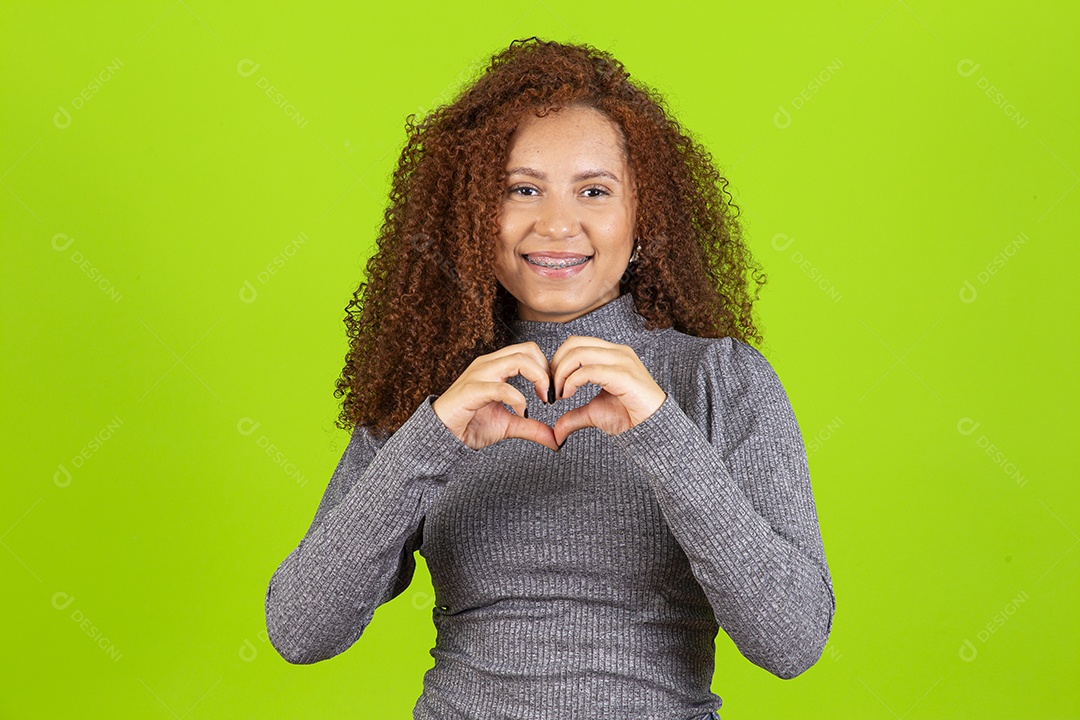 Linda mulher jovem usando camiseta do brasil sobre fundo isolado