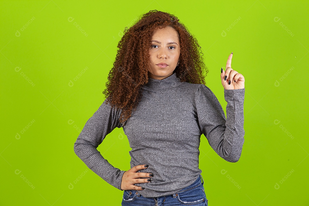 Linda mulher jovem usando camiseta do brasil sobre fundo isolado