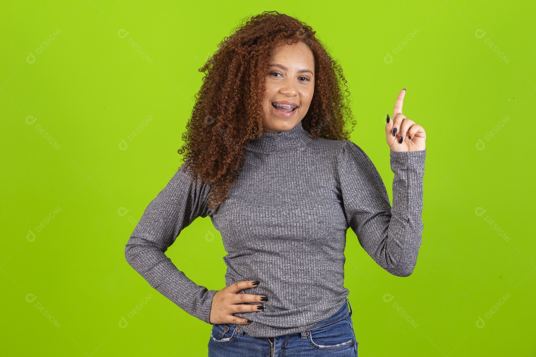 Linda mulher jovem usando camiseta do brasil sobre fundo isolado