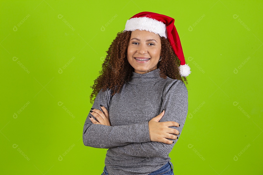 Linda mulher jovem usando touca de papai noel sobre fundo isolado