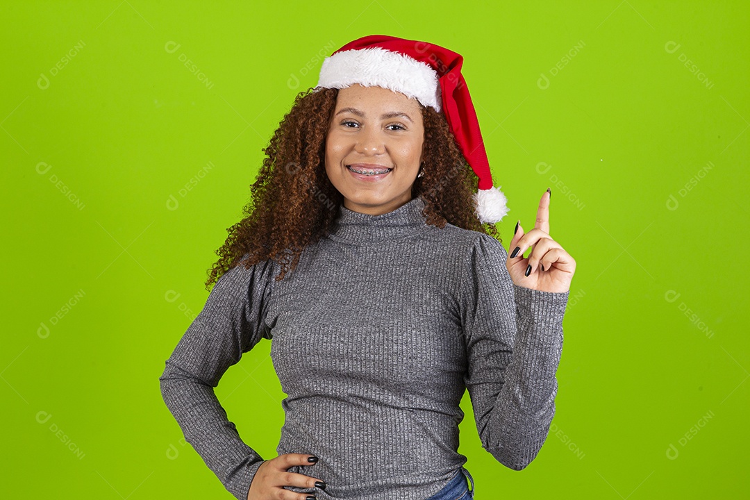 Linda mulher jovem usando touca de papai noel sobre fundo isolado