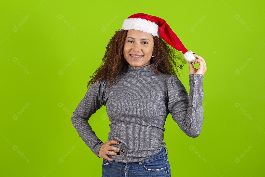 Linda mulher jovem usando touca de papai noel sobre fundo isolado
