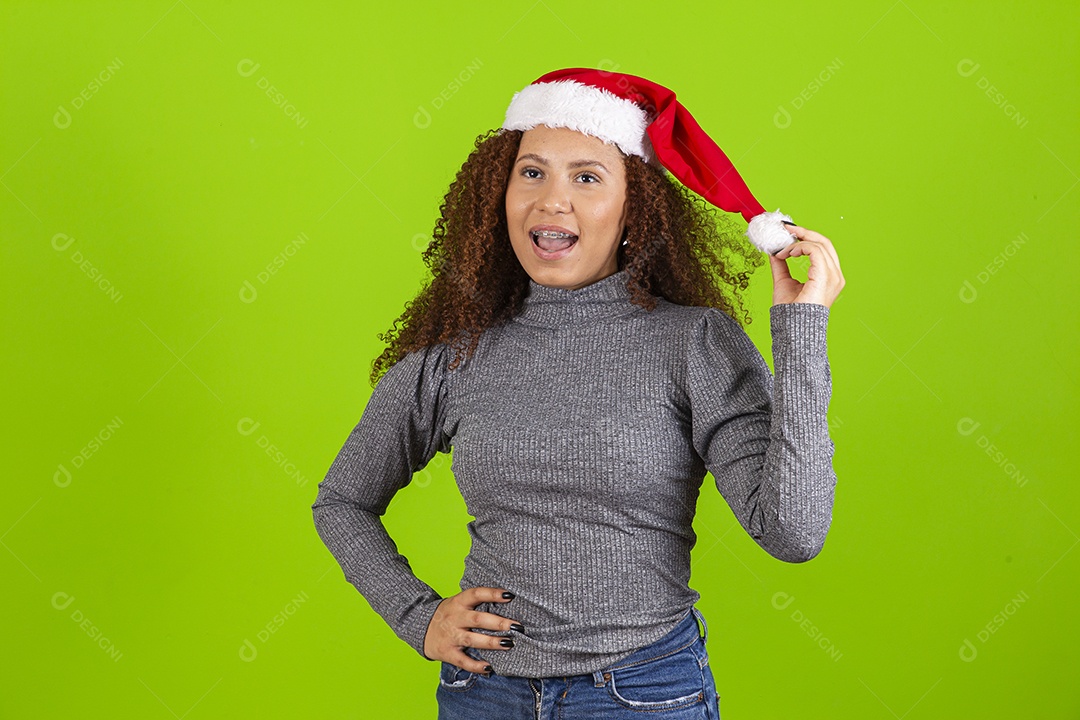Linda mulher jovem usando touca de papai noel sobre fundo isolado