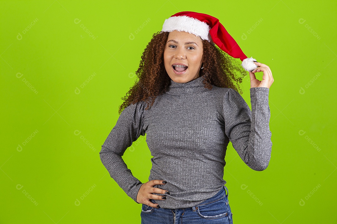 Linda mulher jovem usando touca de papai noel sobre fundo isolado