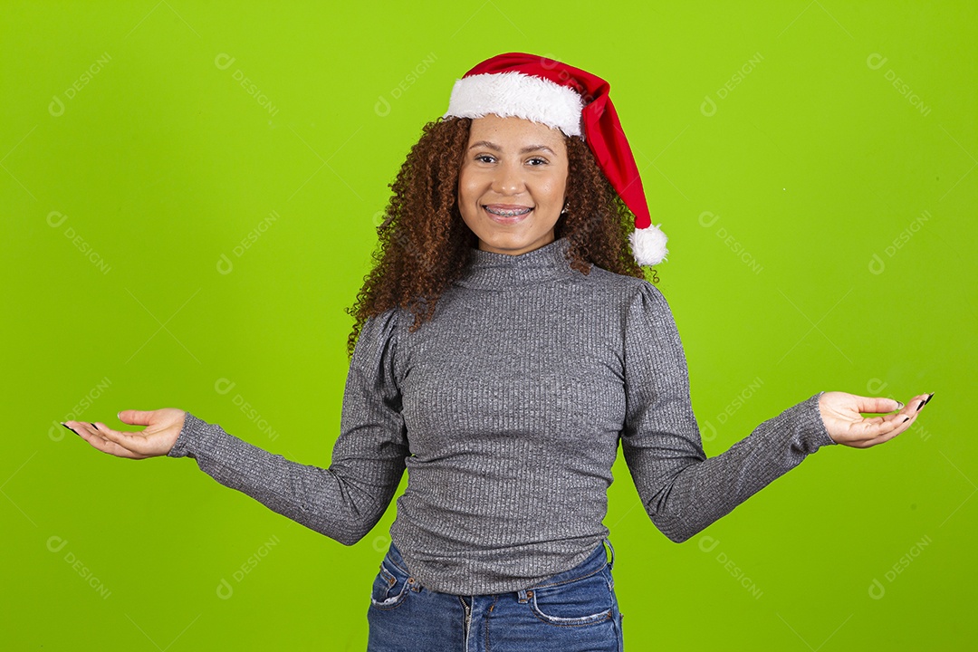 Linda mulher jovem usando touca de papai noel sobre fundo isolado