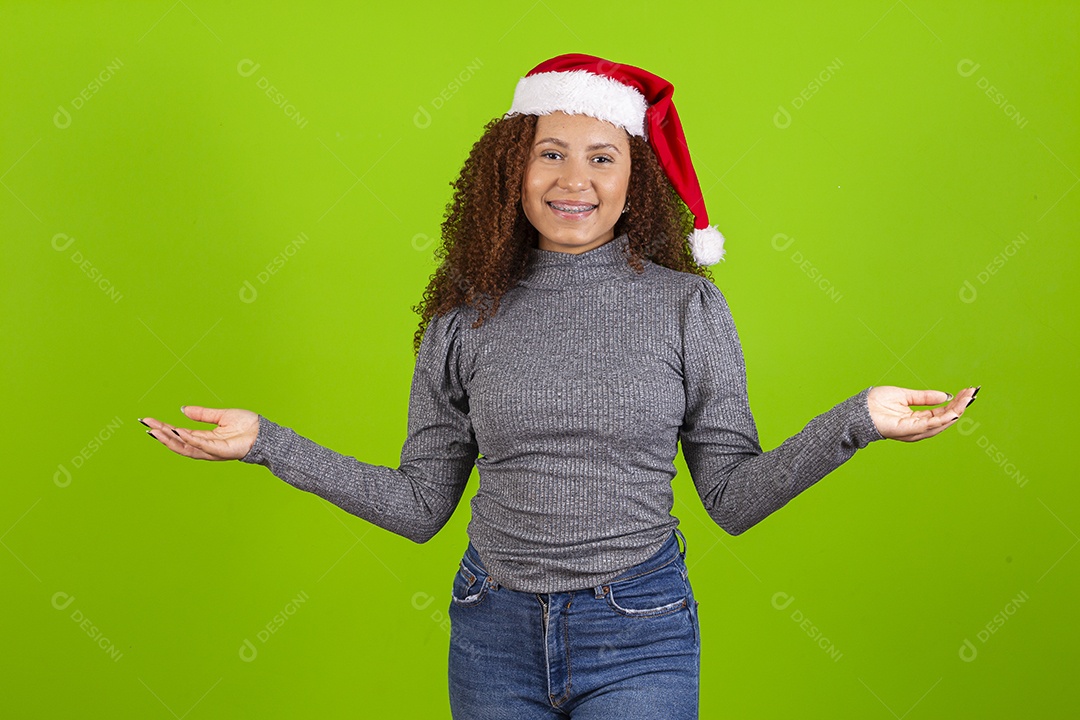 Linda mulher jovem usando touca de papai noel sobre fundo isolado