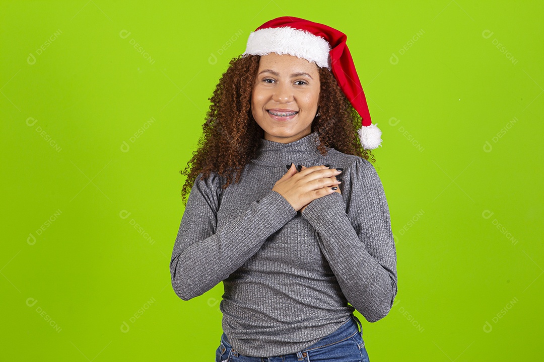 Linda mulher jovem usando touca de papai noel sobre fundo isolado