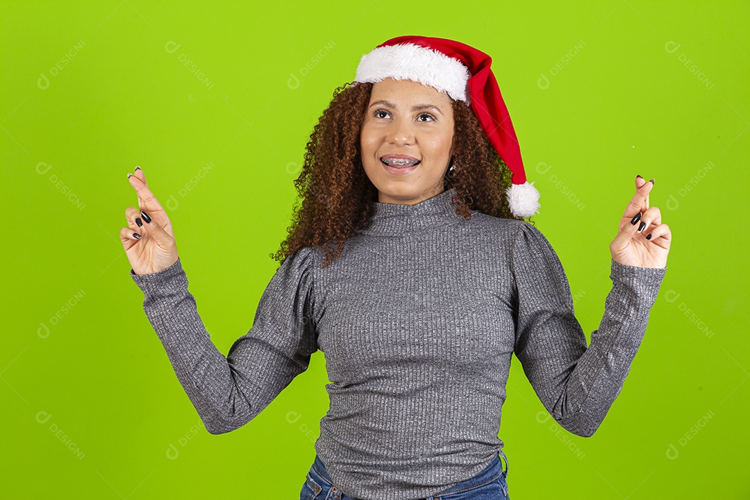 Linda mulher jovem usando touca de papai noel sobre fundo isolado