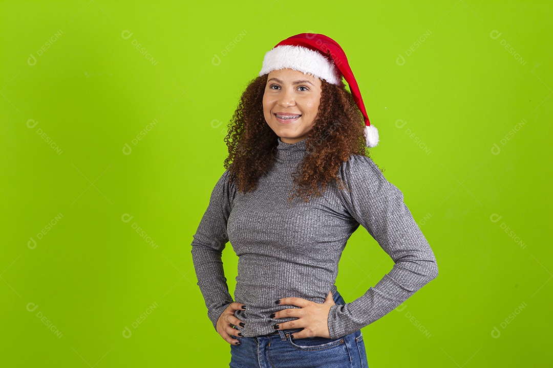 Linda mulher jovem usando touca de papai noel sobre fundo isolado