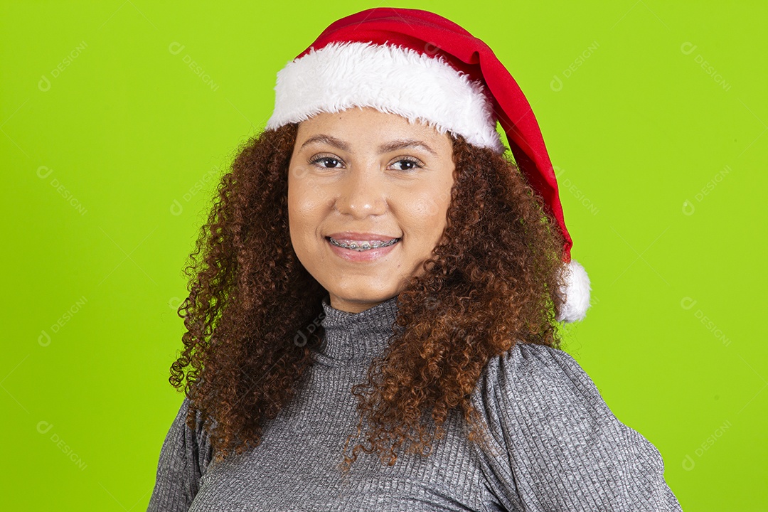 Linda mulher jovem usando touca de papai noel sobre fundo isolado