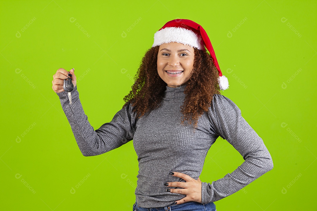 Linda mulher jovem usando touca de papai noel sobre fundo isolado