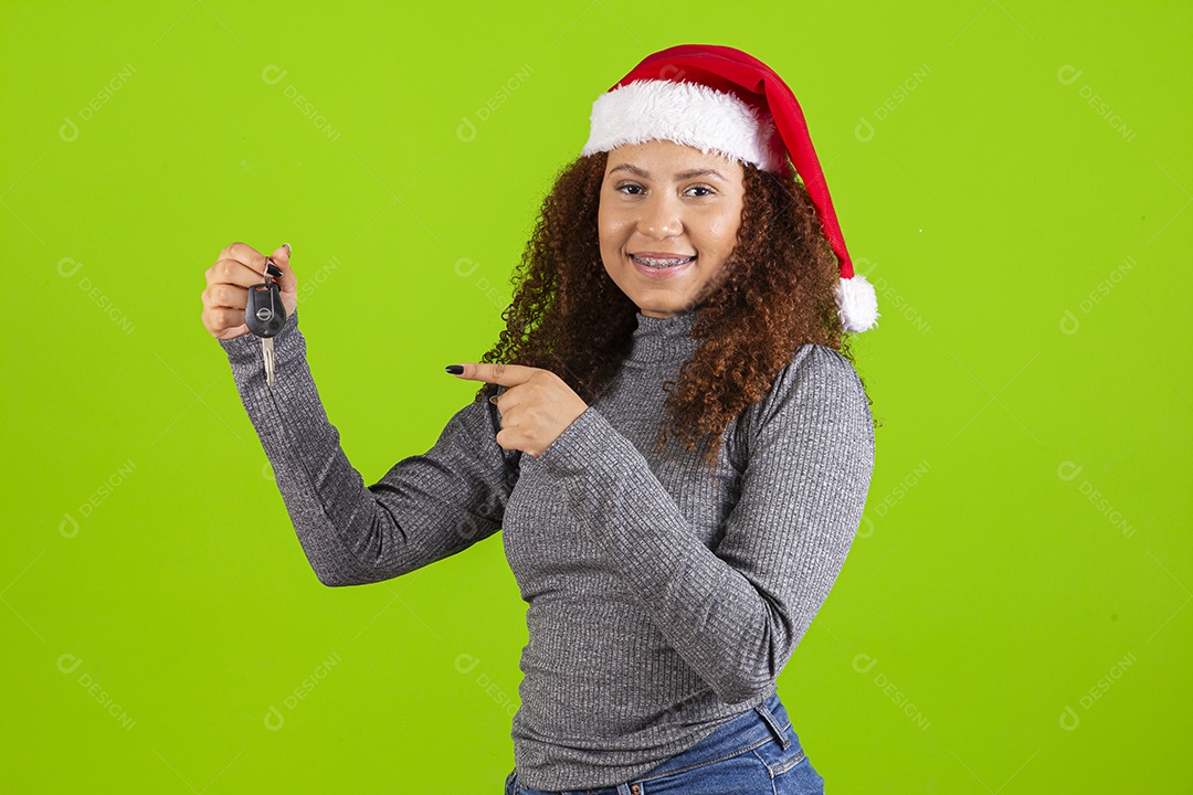 Linda mulher jovem usando touca de papai noel sobre fundo isolado