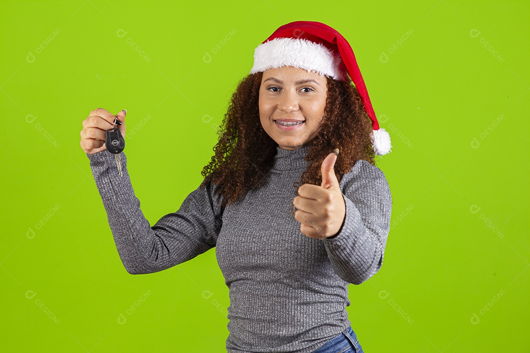 Linda mulher jovem usando touca de papai noel sobre fundo isolado