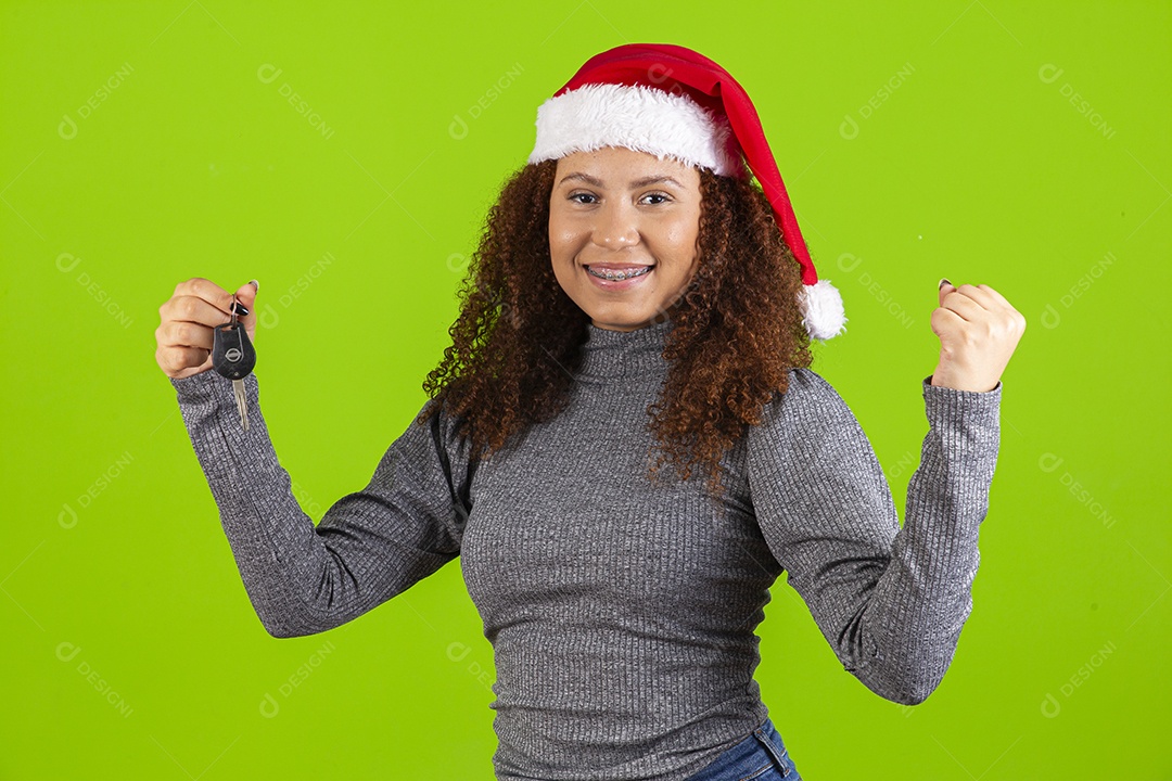 Linda mulher jovem usando touca de papai noel sobre fundo isoladonatal