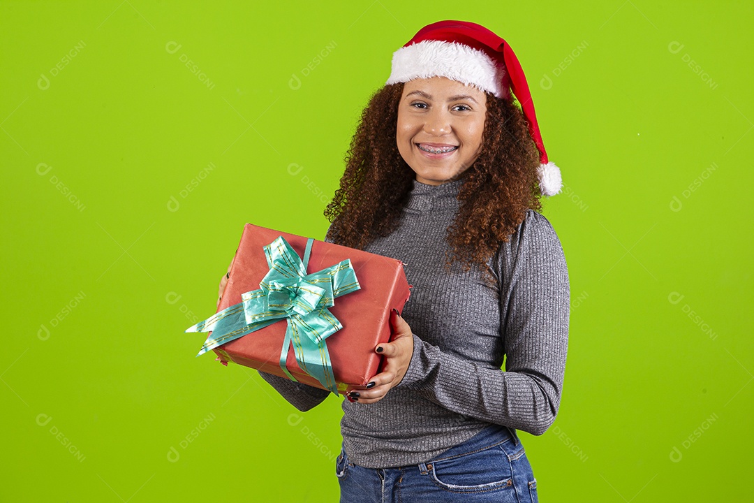 Linda mulher jovem usando touca de papai noel sobre fundo isolado