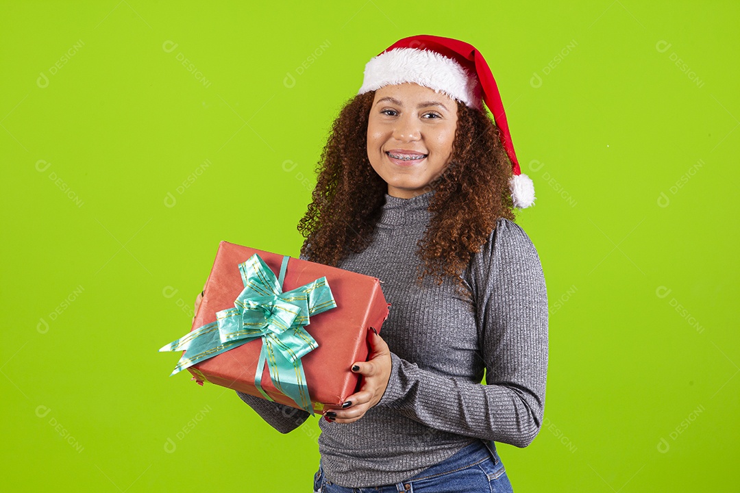 Linda mulher jovem usando touca de papai noel sobre fundo isolado