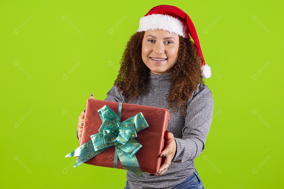 Linda mulher jovem usando touca de papai noel sobre fundo isolado