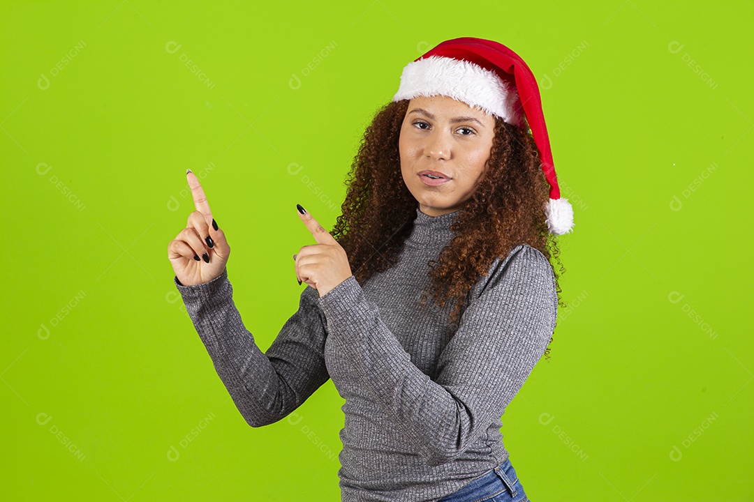 Linda mulher jovem usando touca de papai noel sobre fundo isolado
