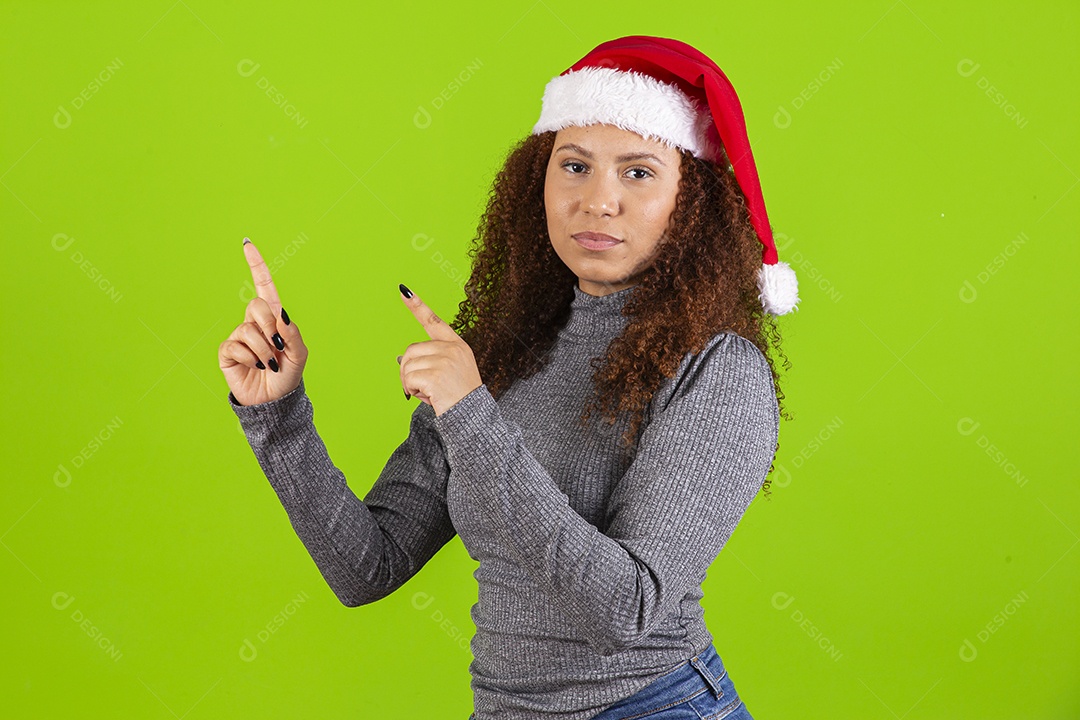 Linda mulher jovem usando touca de papai noel sobre fundo isolado