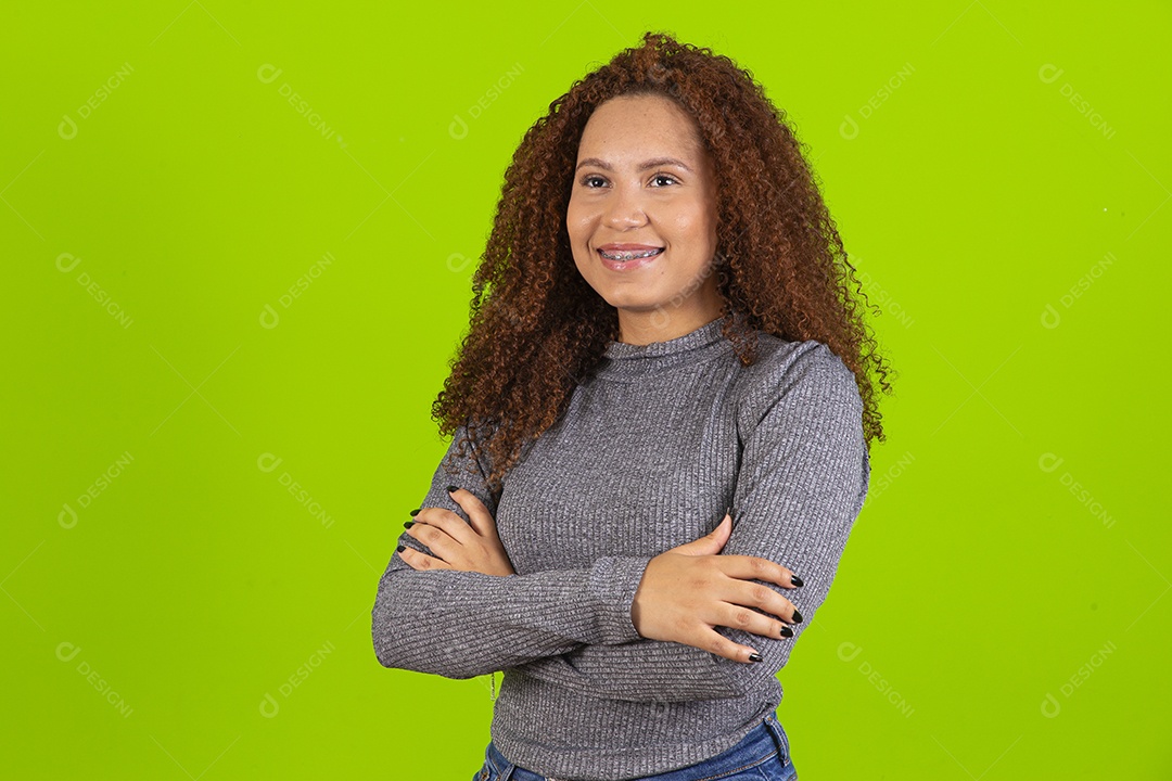 Linda mulher jovem sobre fundo isolado