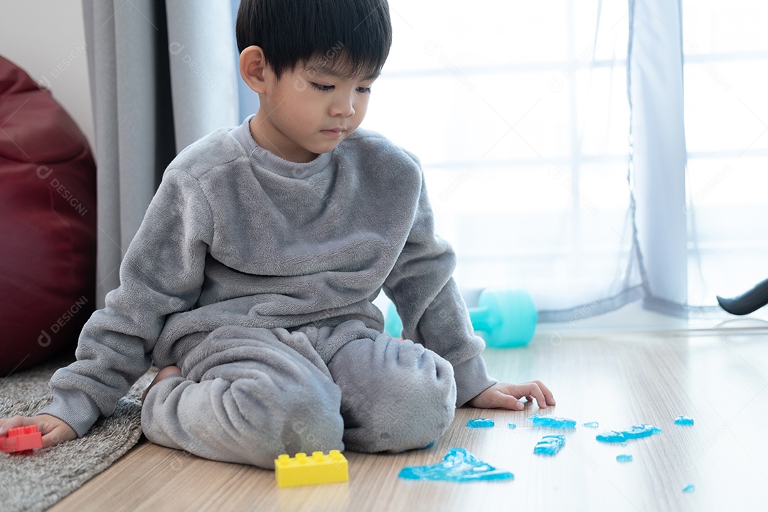 Menino lindo asiático brincando com e slam na sala