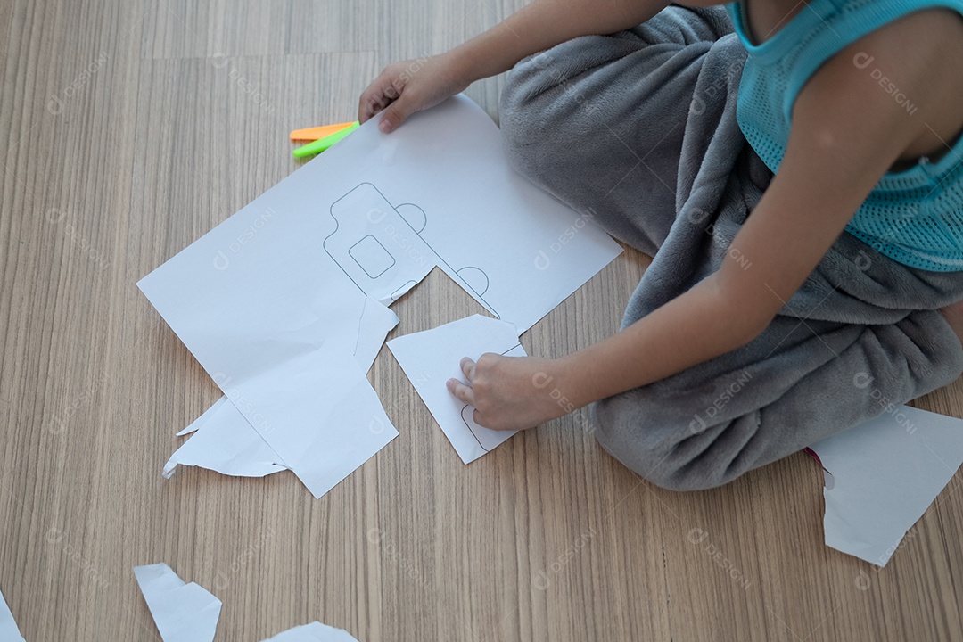 Triste menino asiático senta-se com a cabeça baixa