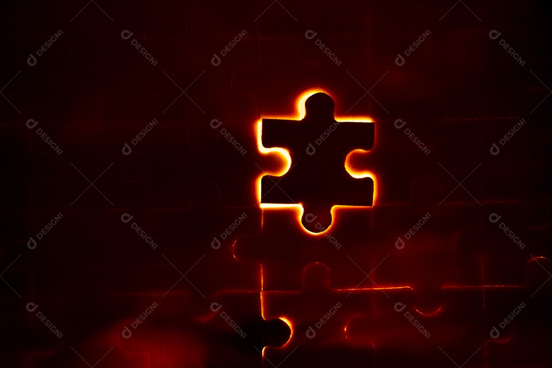 Peças de um quebra-cabeça cheio de luzes laranja à mão