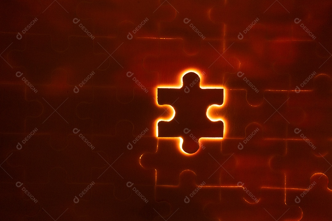 Peças de um quebra-cabeça cheio de luzes laranja à mão