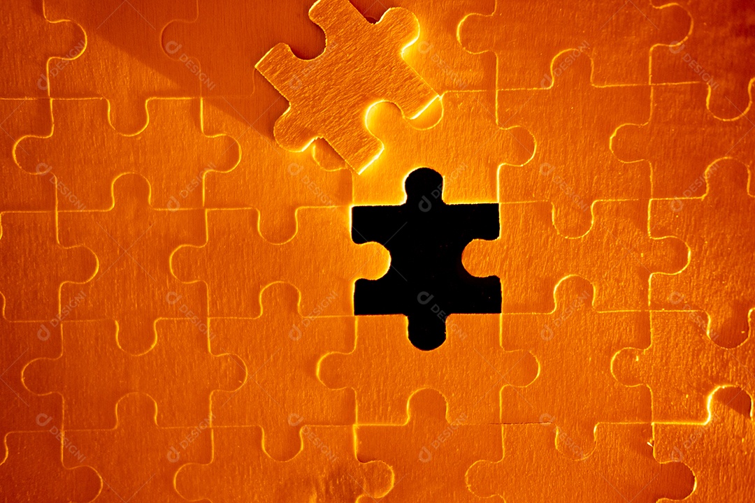 Peças de um quebra-cabeça cheio de luzes laranja à mão