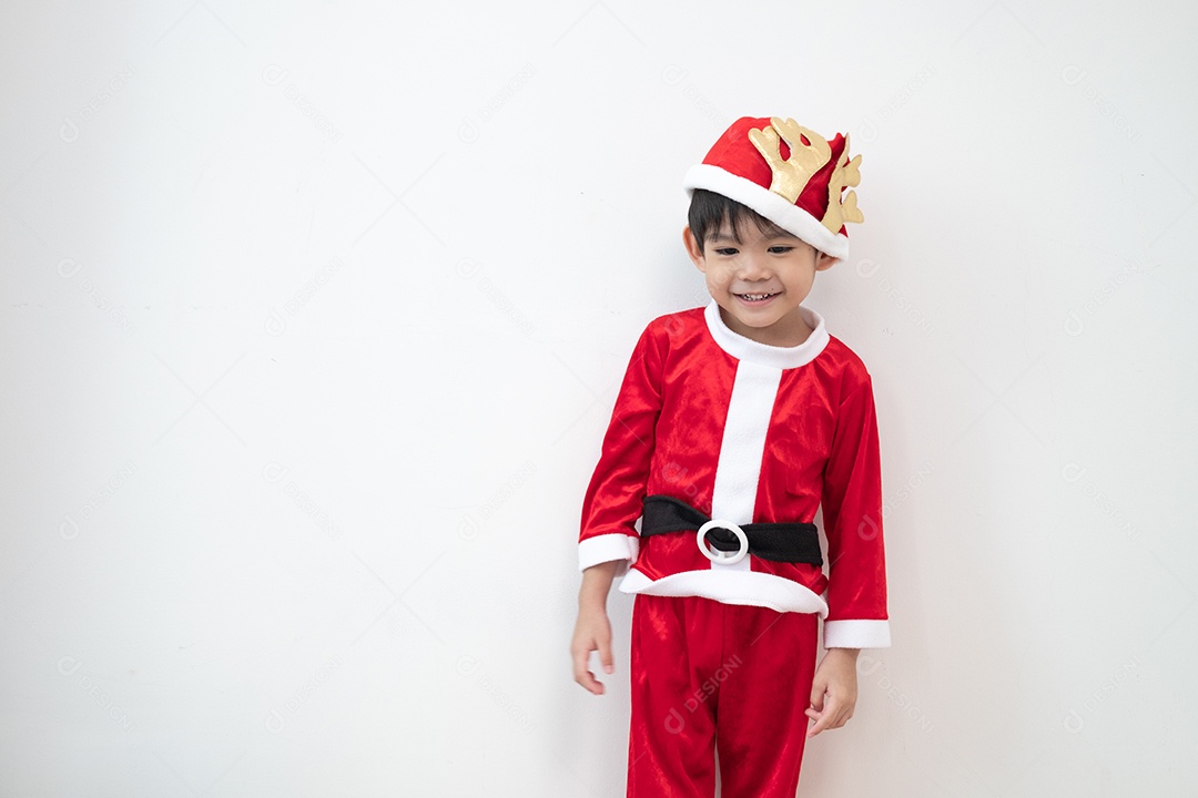 Menino asiático vestindo fantasia de Papai Noel