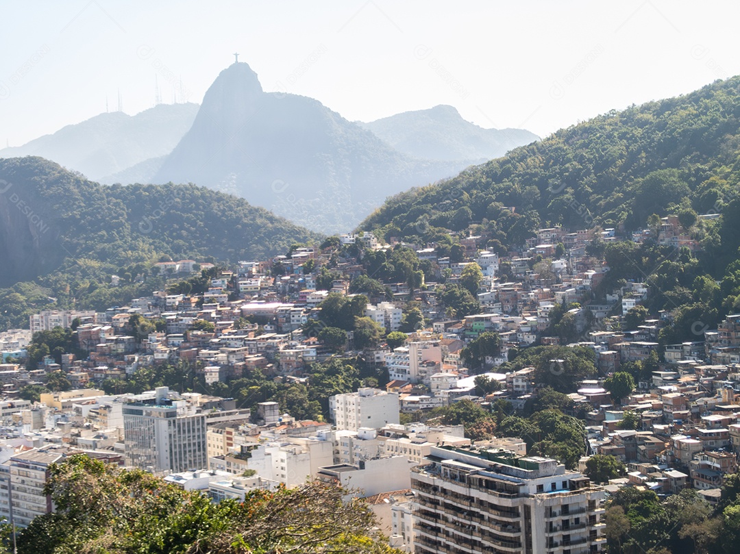 Contraste Social na cidade prédios e favelas