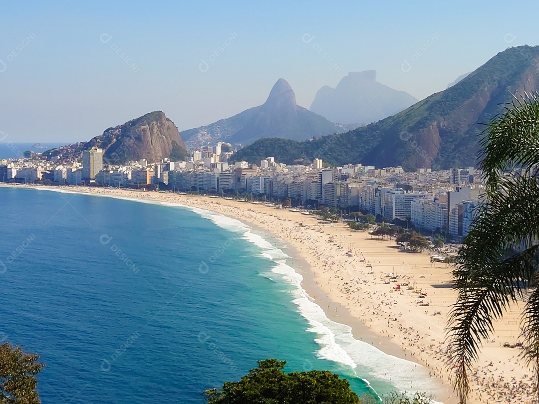 Vista aérea da praia de Copacabana, no Rio de Janeiro, Brasil.