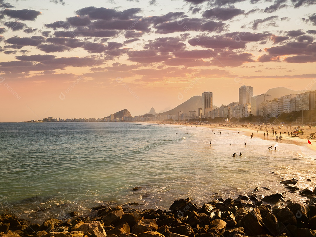 Pôr do sol nas praias do Leme e Copacabana no Rio de Janeiro Brasil.