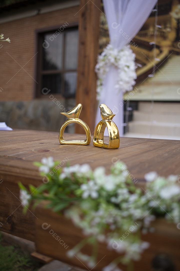 Lindas flores sobre fundo desfocado