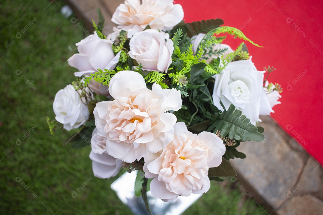 Lindas flores sobre fundo desfocado