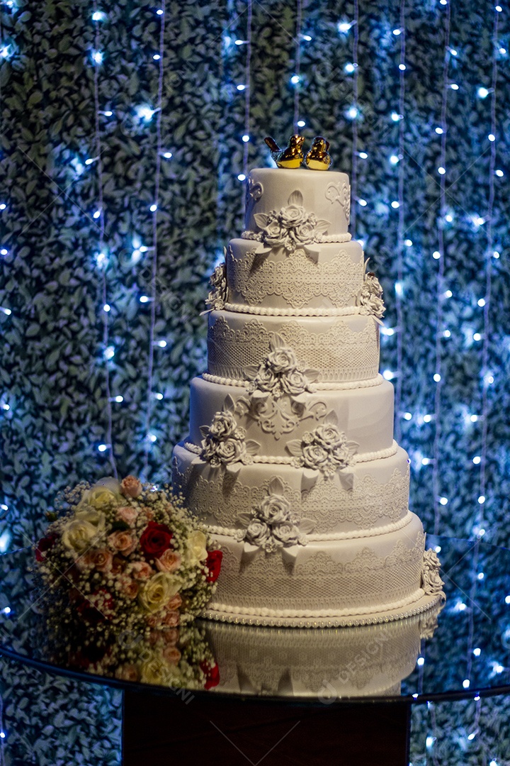 Bolo de aniversario sobre fundo uma linda decoração