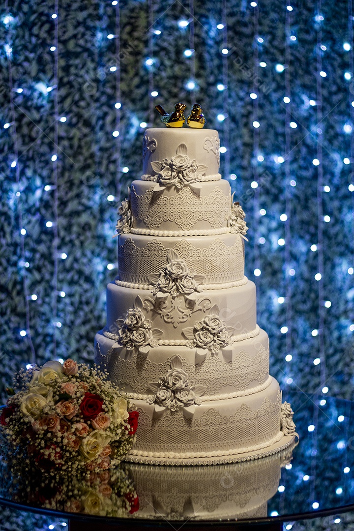 Bolo de aniversario sobre fundo uma linda decoração