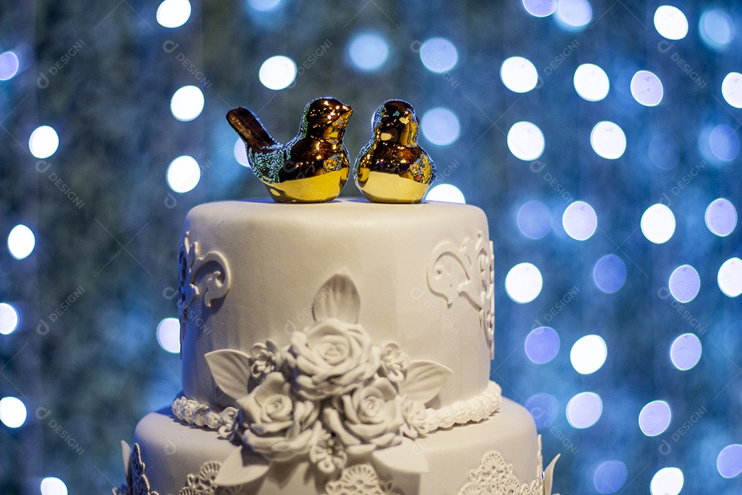 Bolo de aniversario sobre fundo uma linda decoração