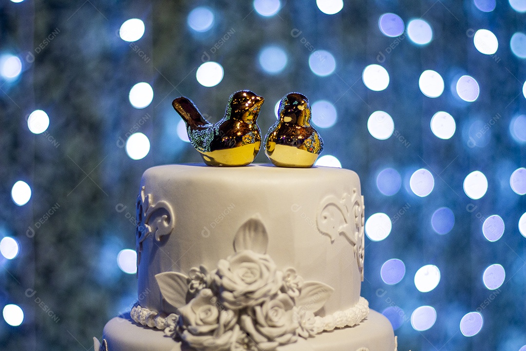 Bolo de aniversario sobre fundo uma linda decoração