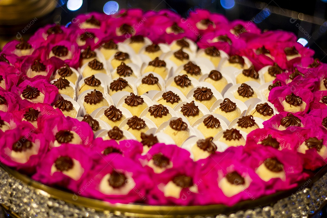 Comidas sobre uma mesa de casamento