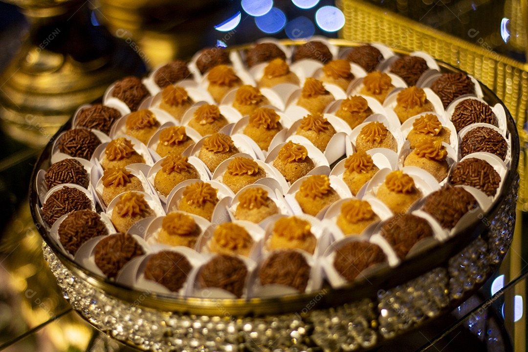 Comidas sobre uma mesa de casamento