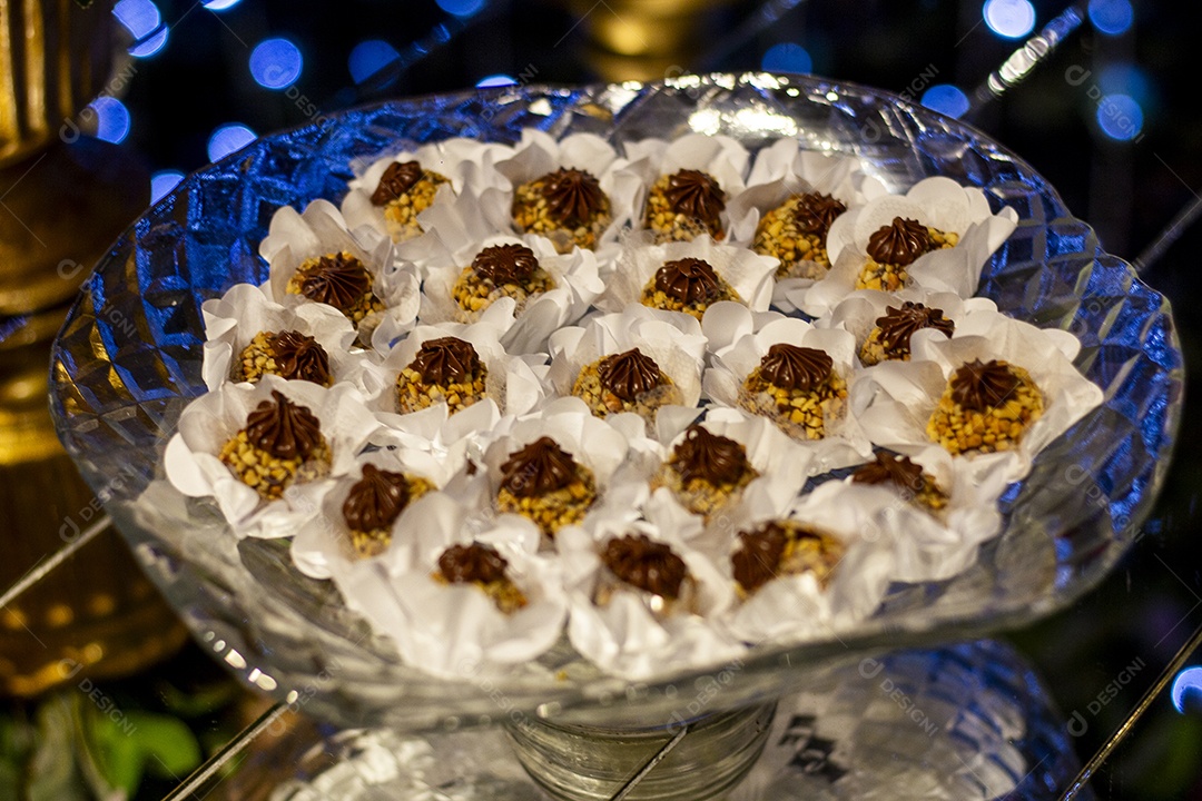 Comidas sobre uma mesa de casamento