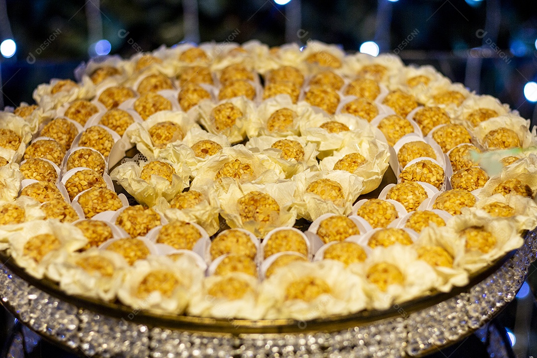 Comidas sobre uma mesa de casamento