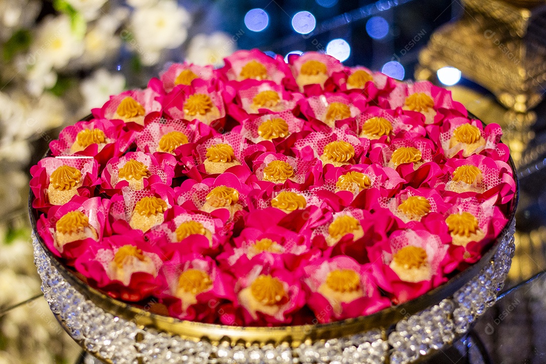 Comidas sobre uma mesa de casamento