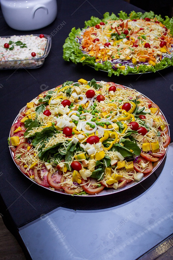 Comidas sobre uma mesa de casamento