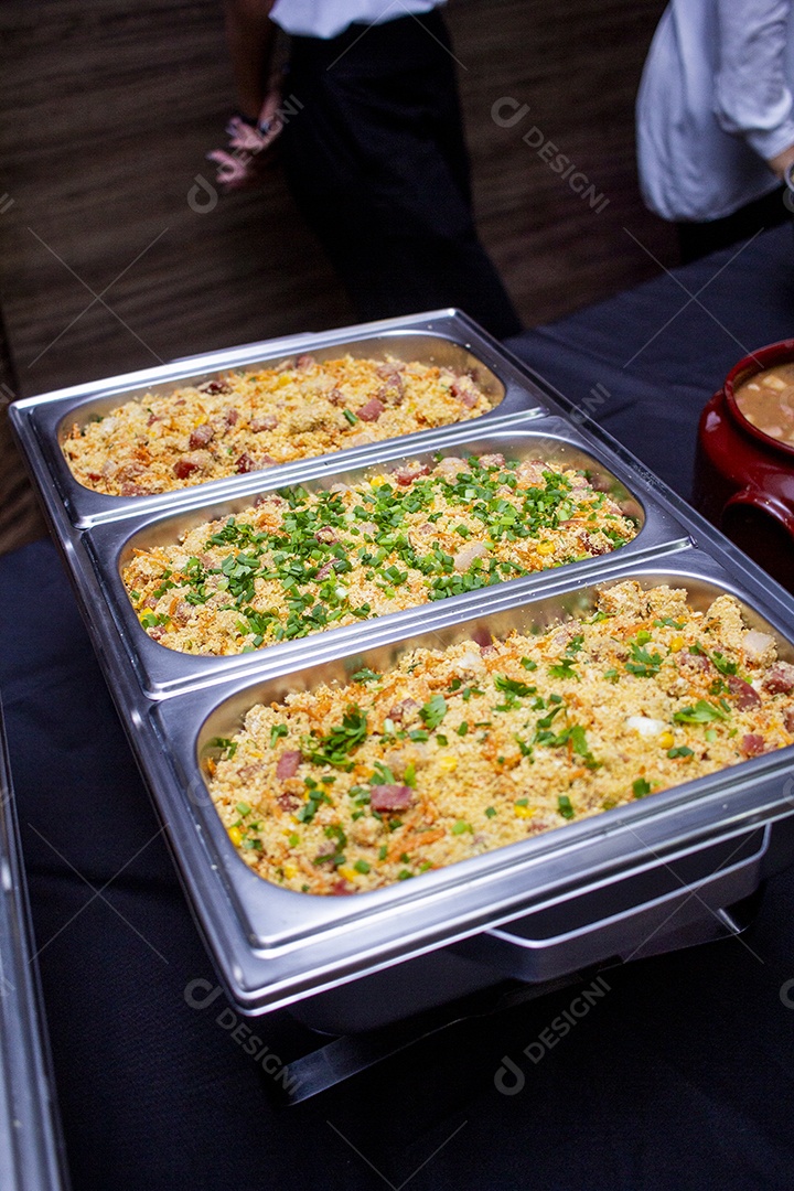 Comidas sobre uma mesa de casamento