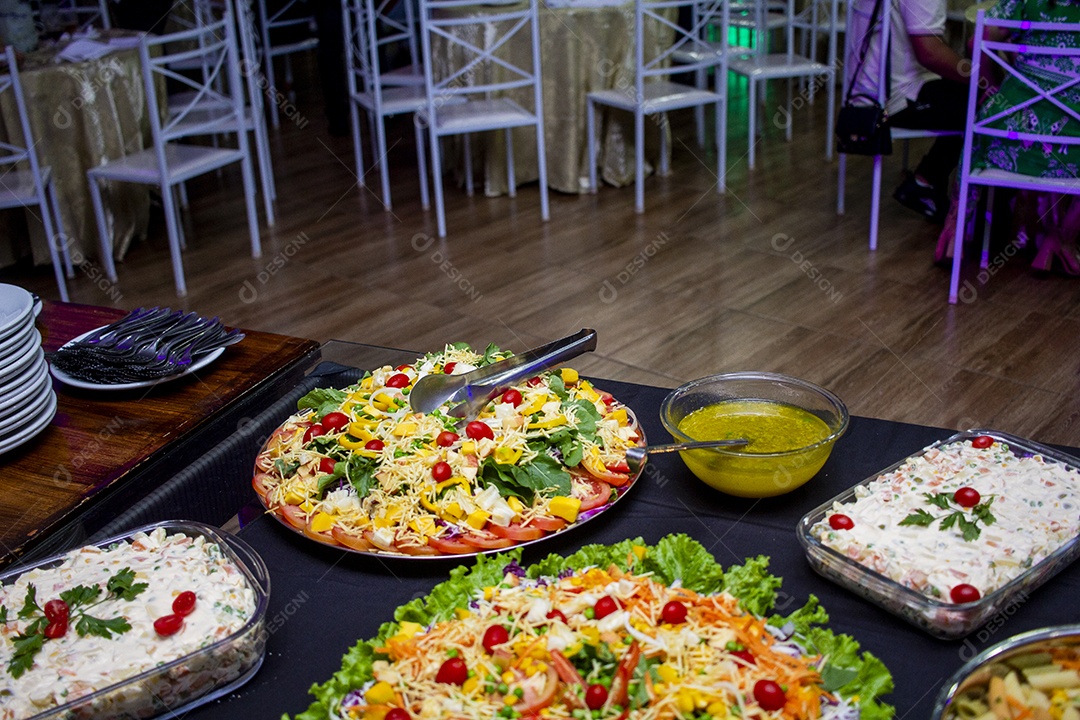 Comidas deliciosas sobre uma mesa de casamento